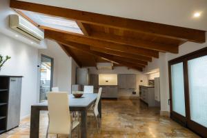 eine Küche und ein Esszimmer mit einem Tisch und Stühlen in der Unterkunft B&B Palazzo Storico Di Nicola in Pescara
