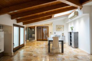 A kitchen or kitchenette at B&B Palazzo Storico Di Nicola