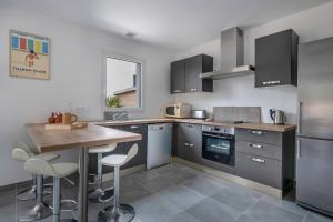 Dapur atau dapur kecil di Maison récente en bord de mer - 15m de la plage +8 gambar