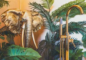 a painting of an elephant on a wall at JUNGLE SUITE --- VASCA in camera in Turin