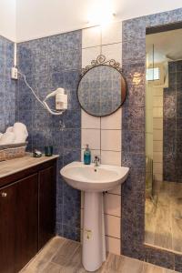 La salle de bains est pourvue d'un lavabo et d'un miroir. dans l'établissement Veranda 2-Guest Apartment, à Litochoro