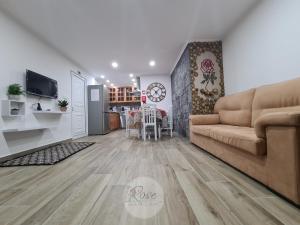 a living room with a couch and a kitchen at Lucy's Rosegarden in Urzelina