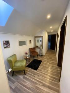 a living room with a green chair and a couch at Stern Unterkunft bis zu 9 Betten verfügbar in Bremen