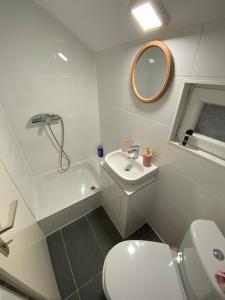 Baño blanco con lavabo y aseo en Stern Unterkunft bis zu 9 Betten verfügbar en Bremen