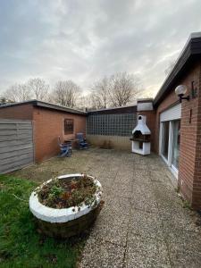 a backyard with a large planter in the yard at Stern Unterkunft bis zu 9 Betten verfügbar in Bremen