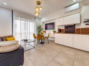 TV i/ili multimedijalni sistem u objektu City Vibes, Indoor Parking, Breakfast & Air Conditioning