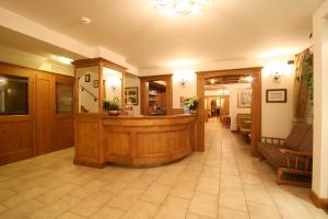 Lobbyn eller receptionsområdet på Hotel Des Alpes