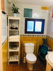 Kúpeľňa v ubytovaní Room with bathroom in private house Casa Mar
