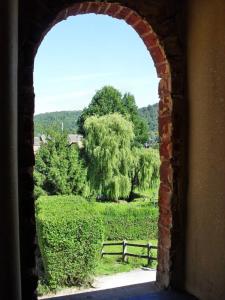 un arco en un edificio con vistas a un campo en Gite Mosan, en Houyet