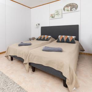 מיטה או מיטות בחדר ב-Ervastin Lomat