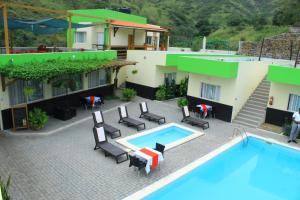 Utsikt mot bassenget på Hotel São Jorge village eller i nærheten