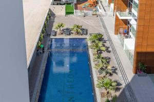 Výhled na bazén z ubytování Modern 1BR in Jumeirah Village Circle (Pool View) nebo okolí