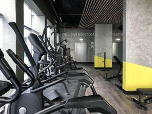 Fitness centrum a/nebo fitness zařízení v ubytování Modern 1BR in Jumeirah Village Circle (Pool View)