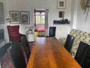 uma sala de estar com uma mesa de madeira e cadeiras em Haus zum Rhein em Lahnstein
