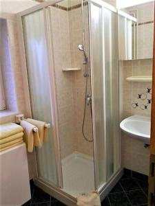 eine Dusche mit Glastür im Bad in der Unterkunft Rooms Barovc by the Lake Jasna in Kranjska Gora