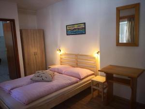 מיטה או מיטות בחדר ב-Rooms Barovc by the Lake Jasna