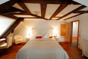 En eller flere senge i et værelse på Hotel-Restaurant Anne-Sophie + 72 billeder