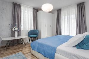 een slaapkamer met een bed, een tafel en een stoel bij Luxury Apartments Gina in Rovinj