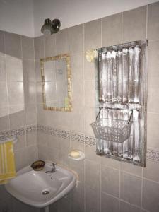 uma casa de banho com um lavatório e um espelho em Espacio Arte em Posadas