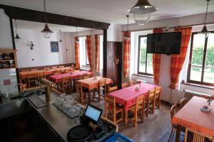 einen Blick über ein Restaurant mit Tischen und Stühlen in der Unterkunft Penzion Betty in Okounov