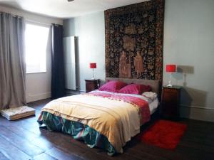 A bed or beds in a room at Gîte de la Galerie du Pont