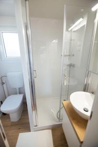 W łazience znajduje się prysznic, toaleta i umywalka. w obiekcie Mobile Home Luna w Biogradzie na Moru