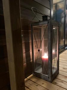 świeca w szklanej latarni na drewnianej podłodze w obiekcie Mobile Home Luna w Biogradzie na Moru