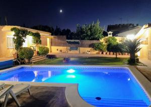 The swimming pool at or close to Chalet vacacional con piscina privada y barbacoa