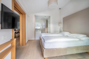 Postel nebo postele na pokoji v ubytování Hotel Trofana Alpin + 37 fotografií