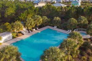 een uitzicht over een zwembad met palmbomen bij Island Anchors in Gulf Shores