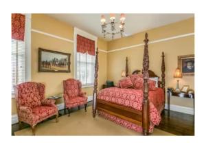 チャタヌーガにあるThe Mayor's Mansion Innのベッドルーム1室(ベッド1台、椅子2脚付)