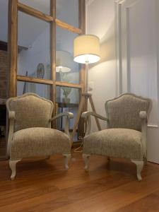 2 sillas y una lámpara en una habitación en CASA QUINTINO LA FONT DE SANT PERE, en Calaceite