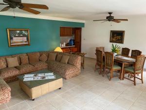 - un salon avec un canapé et une table dans l'établissement Los Corozos Apartment G1 Guavaberry Golf & Country Club, à Juan Dolio