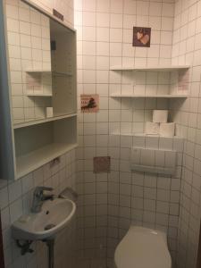 Un baño de Charmante maison villageoise 5 personnes HappyDay Neuchâtel