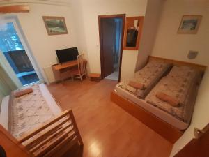 mit Blick auf ein Schlafzimmer mit 2 Betten und einem Schreibtisch in der Unterkunft Rooms Barovc in Kranjska Gora