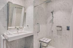 Um banheiro em Vignette Collection SOUMA Hotel by IHG