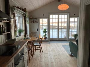 FrillesåsSjöstugan Vallersvik的配有桌椅的厨房和餐厅