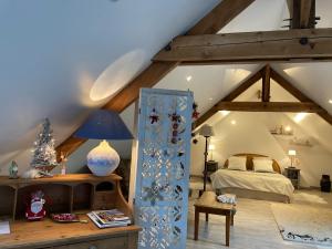 A bed or beds in a room at A 2 heures de Paris, Loft Romantique de 55 m2 en pleine nature entre campagne et mer