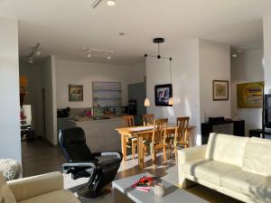 uma sala de estar com um sofá, uma mesa e cadeiras em Sonnige Wohnung im Herzen von Bühl em Bühl