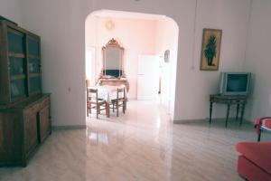 Una sala de estar con una mesa y un televisor. en Il Casale Apartament&Rooms, en Burgio