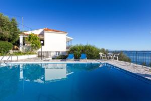 The swimming pool at or close to Villa Katina