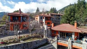 een groep huizen in een stad met een berg bij CHALET ELATI in Vytina