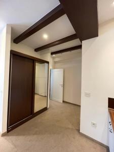 an empty room with a sliding door in a building at Apartman Zlatibor Square in Zlatibor