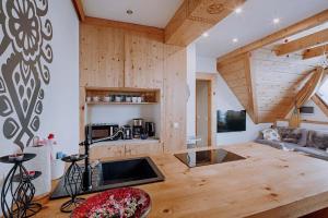 Kuchyňa alebo kuchynka v ubytovaní Apartament Tatry Folk regionalny Grota Solna