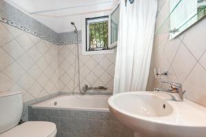 A bathroom at Villa Katina