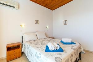 A bed or beds in a room at Villa Katina