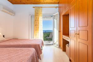 A bed or beds in a room at Villa Katina
