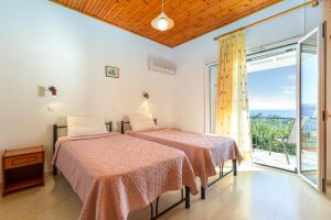 A bed or beds in a room at Villa Katina