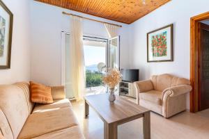 A seating area at Villa Katina