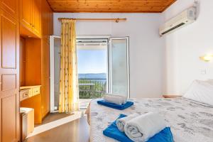 A bed or beds in a room at Villa Katina